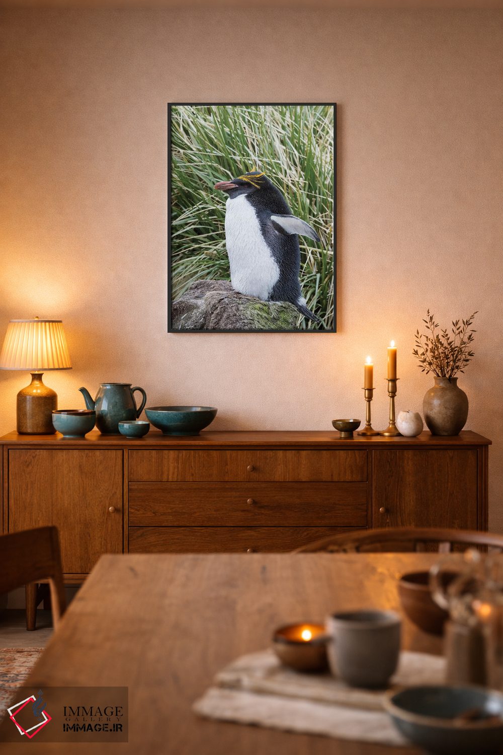 تابلو دکوراتیو پنگوئن ماکارونی ایستاده در کلونی، میان علفزارهای متراکم توس… اثر مارتین زویک - D6B