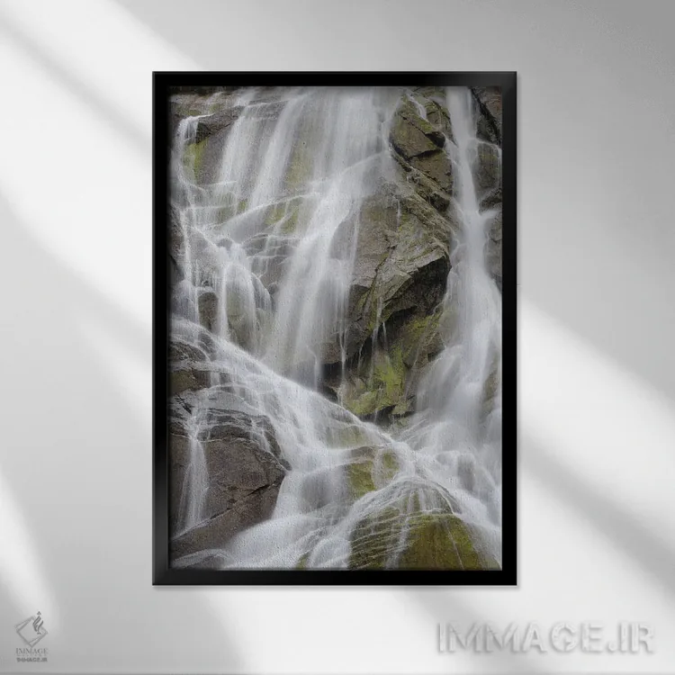 تابلو دکوراتیو آبشار ناردیس در استان ترنتینو، ایتالیا اثر مارتین زویک - نمای قابدار مشکی