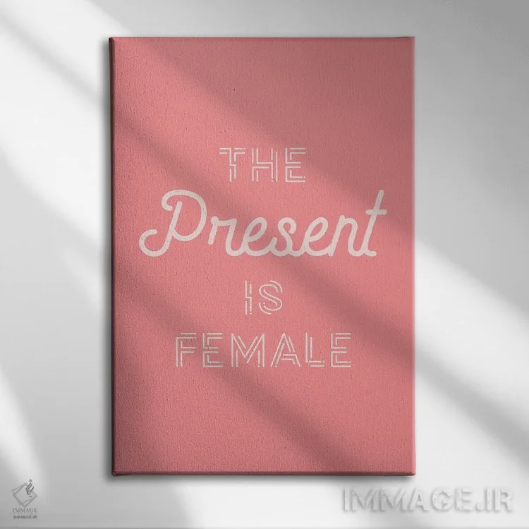 تابلو دکوراتیو حال حاضر زنانه است اثر نیکول باسک - نمای روبهرو روی دیوار