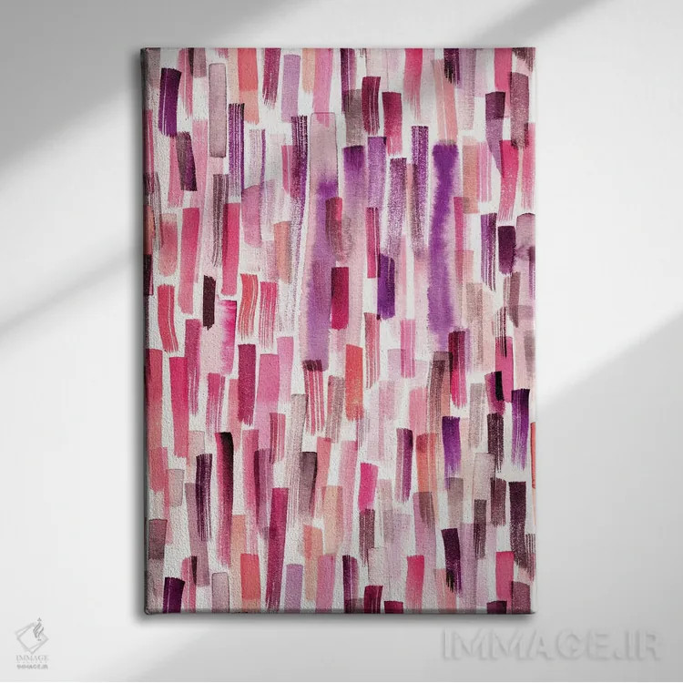 تابلو انتزاعی حرکت قلم آبرنگی مرجانی و بنفش اثر نینولا دیزاین - نمای روبهرو روی دیوار