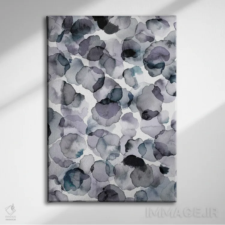 تابلو انتزاعی گلبرگ های آبرنگی خاکستری اثر نینولا دیزاین - نمای روبهرو روی دیوار