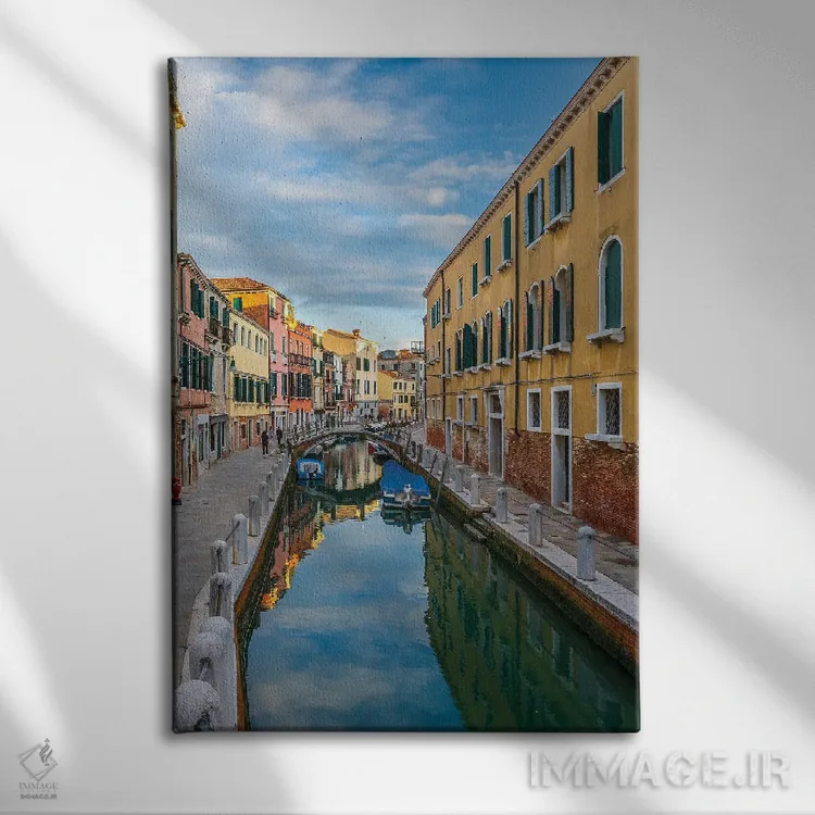 تابلو دکوراتیو یک نمای کانال در ونیز اثر نجدت دوزن - نمای روبهرو روی دیوار