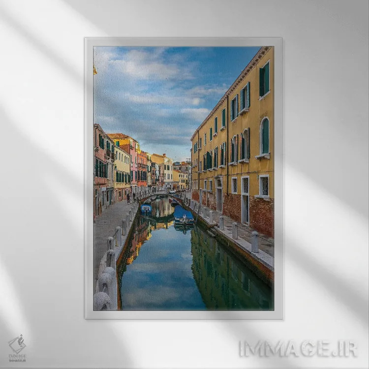 تابلو دکوراتیو یک نمای کانال در ونیز اثر نجدت دوزن - نمای قابدار سفید
