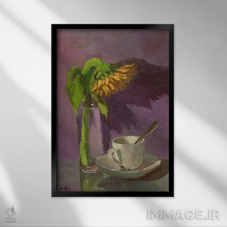 تابلو دکوراتیو یک آفتابگردان و یک فنجان اثر نیتیا سوامیناتان - نمای قابدار مشکی