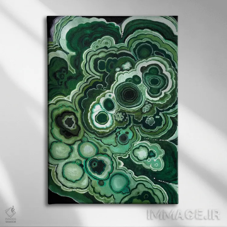 تابلو انتزاعی مالاکیت یک اثر نائومی مک کاویت - نمای روبهرو روی دیوار