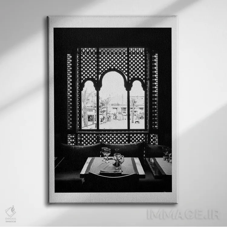 تابلو دکوراتیو پنجره مراکشی سیاه و سفید اثر نائومی دیویس - نمای روبهرو روی دیوار