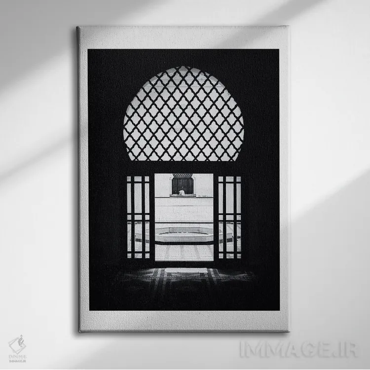 تابلو دکوراتیو پنجره در مراکش سیاه و سفید اثر نائومی دیویس - نمای روبهرو روی دیوار