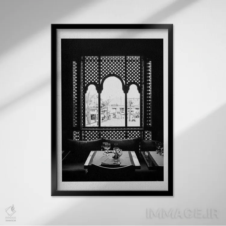 تابلو دکوراتیو پنجره مراکشی سیاه و سفید اثر نائومی دیویس - نمای قابدار مشکی
