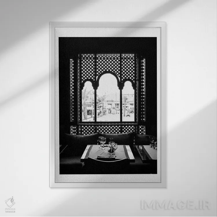 تابلو دکوراتیو پنجره مراکشی سیاه و سفید اثر نائومی دیویس - نمای قابدار سفید