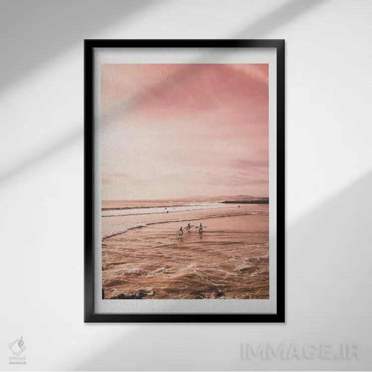 تابلو دکوراتیو ساحل غروب با موج سوار اثر نائومی دیویس - نمای قابدار مشکی