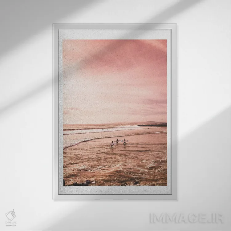 تابلو دکوراتیو ساحل غروب با موج سوار اثر نائومی دیویس - نمای قابدار سفید