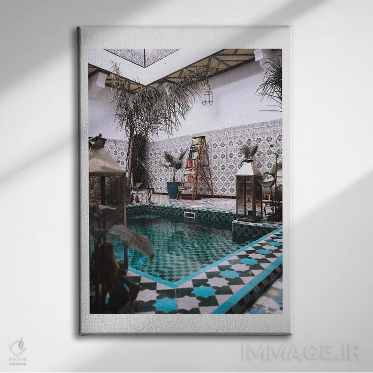 تابلو دکوراتیو استخر مراکشی آبی اثر نائومی دیویس - نمای روبهرو روی دیوار