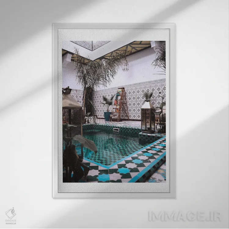 تابلو دکوراتیو استخر مراکشی آبی اثر نائومی دیویس - نمای قابدار سفید