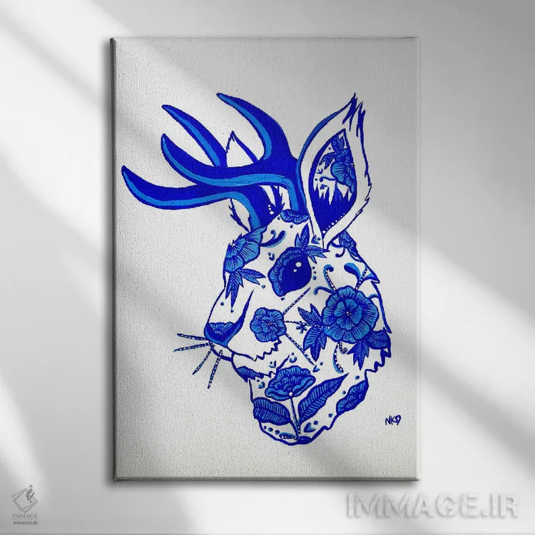 تابلو مینیمال جکالوپ آبی و سفید اثر نیکولتا پینتس - نمای روبهرو روی دیوار