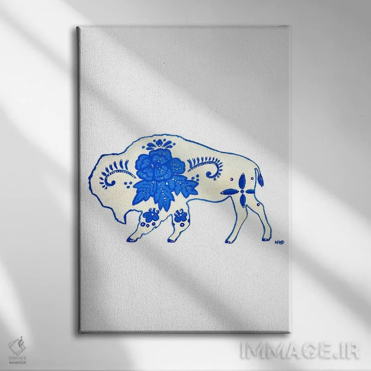 تابلو دکوراتیو بوفالوی آبی و سفید اثر نیکولتا پینتس - نمای روبهرو روی دیوار