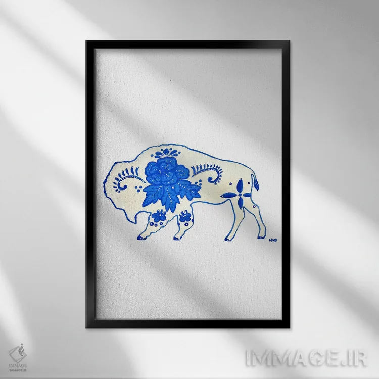 تابلو دکوراتیو بوفالوی آبی و سفید اثر نیکولتا پینتس - نمای قابدار مشکی