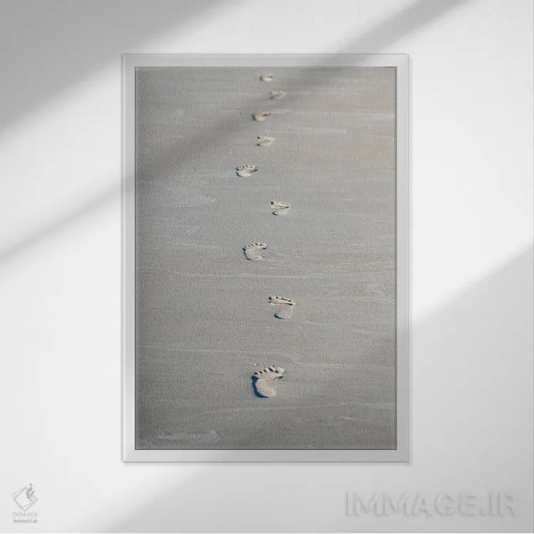 تابلو دکوراتیو رد پاهای نقش گرفته روی شن اثر نیک ریو - نمای قابدار سفید