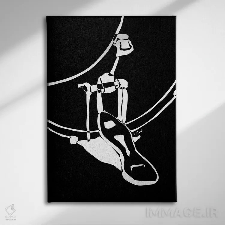 تابلو مینیمال کیک درام مشکی اثر نیسه کرونا - نمای روبهرو روی دیوار