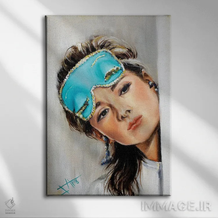 تابلو دکوراتیو ماسک آبی اثر سلمی نصرالباور - نمای روبهرو روی دیوار
