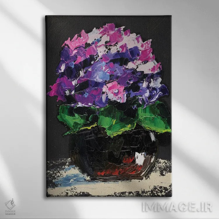 تابلو دکوراتیو گل ادریسی در گلدان اثر ناتالی مک - نمای روبهرو روی دیوار