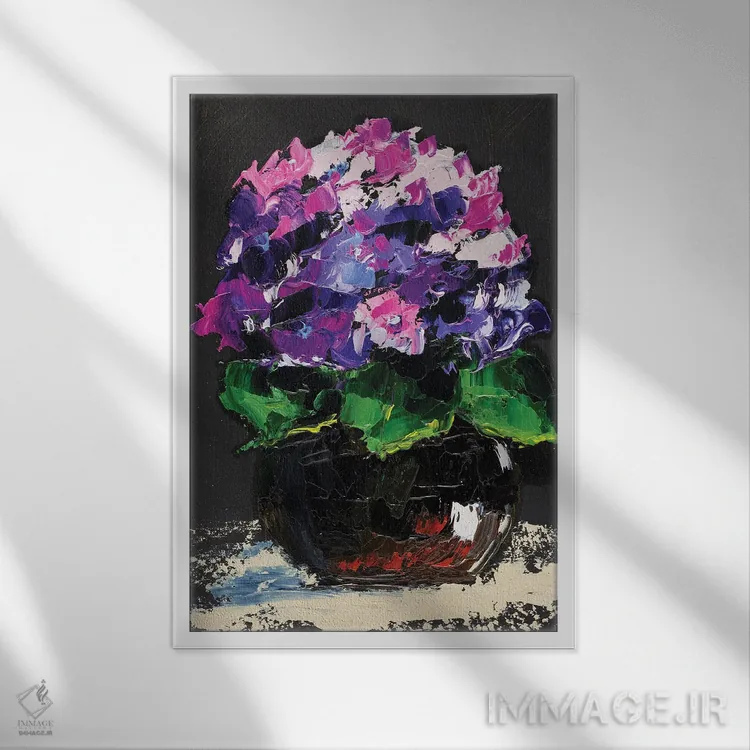 تابلو دکوراتیو گل ادریسی در گلدان اثر ناتالی مک - نمای قابدار سفید
