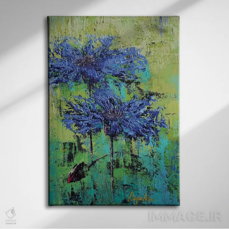 تابلو انتزاعی شقایق های آبی I اثر اولنا بوگاتسکا - نمای روبهرو روی دیوار