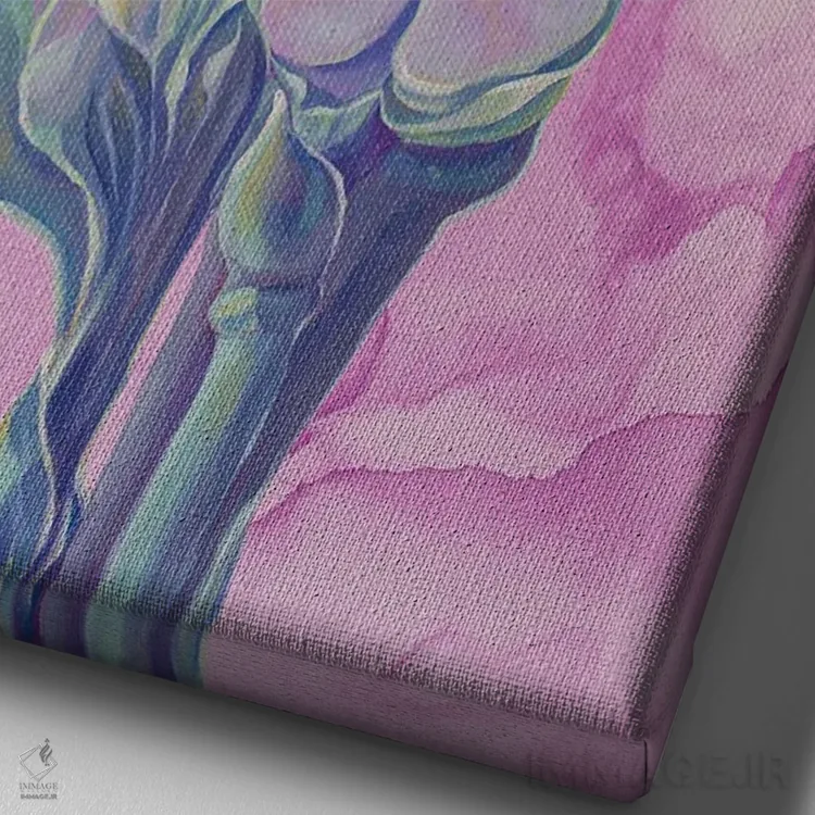 تابلو دکوراتیو دسته گل فیروزه ای بر زمینه ی یاسی اثر الگا ولنا - نمای نزدیک بافت بوم
