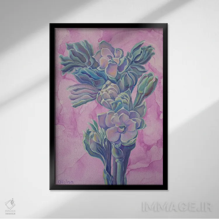 تابلو دکوراتیو دسته گل فیروزه ای بر زمینه ی یاسی اثر الگا ولنا - نمای قابدار مشکی