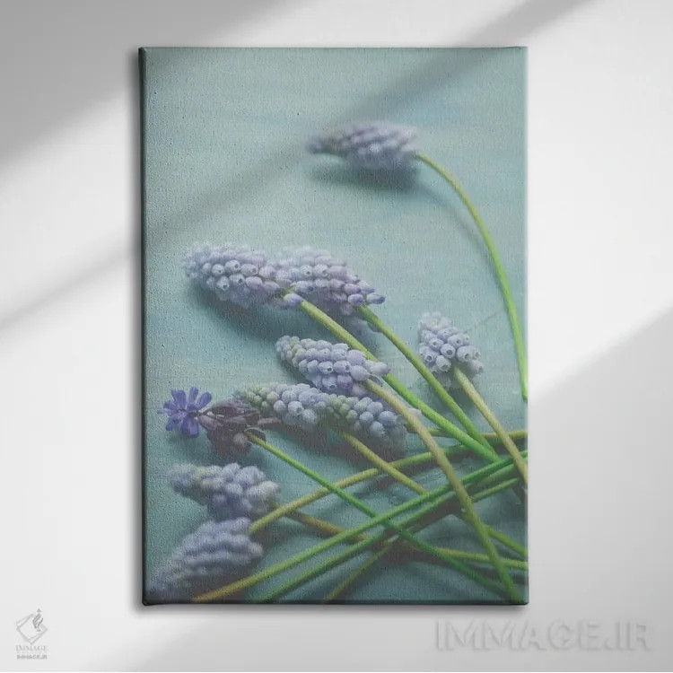 تابلو دکوراتیو طبیعت بی جان گل آبی اثر اولیویا جوی سنت کلر - نمای روبهرو روی دیوار