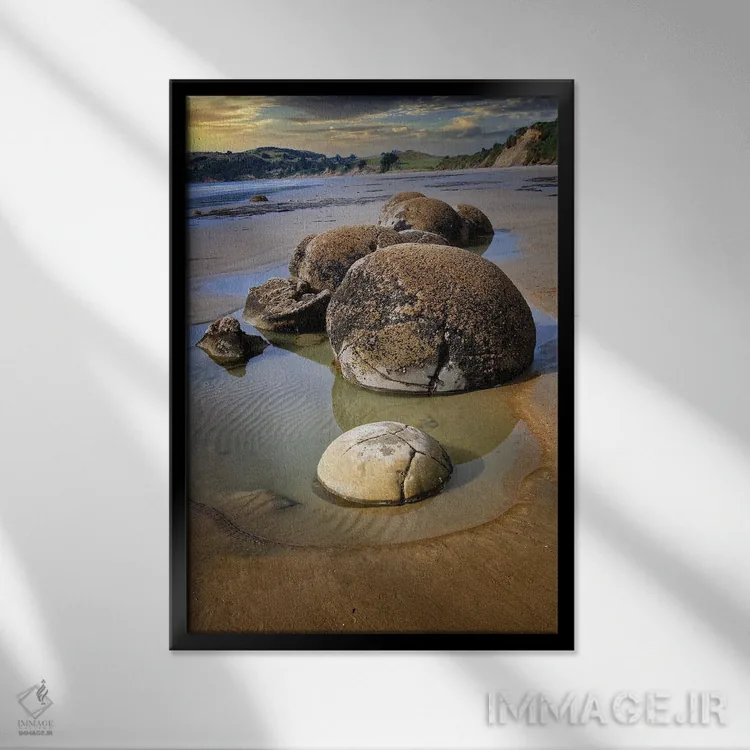 تابلو دکوراتیو صخره های موئراکی، سواحل شرقی نیوزیلند اثر اولنا آرت - نمای قابدار مشکی