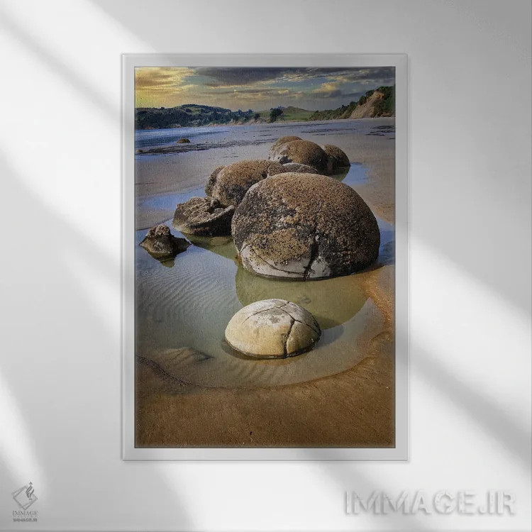 تابلو دکوراتیو صخره های موئراکی، سواحل شرقی نیوزیلند اثر اولنا آرت - نمای قابدار سفید