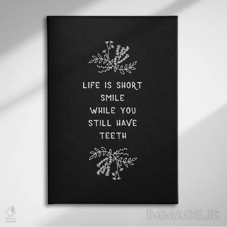 تابلو دکوراتیو زندگی کوتاهه، لبخند بزن اثر اورارا استودیو - نمای روبهرو روی دیوار