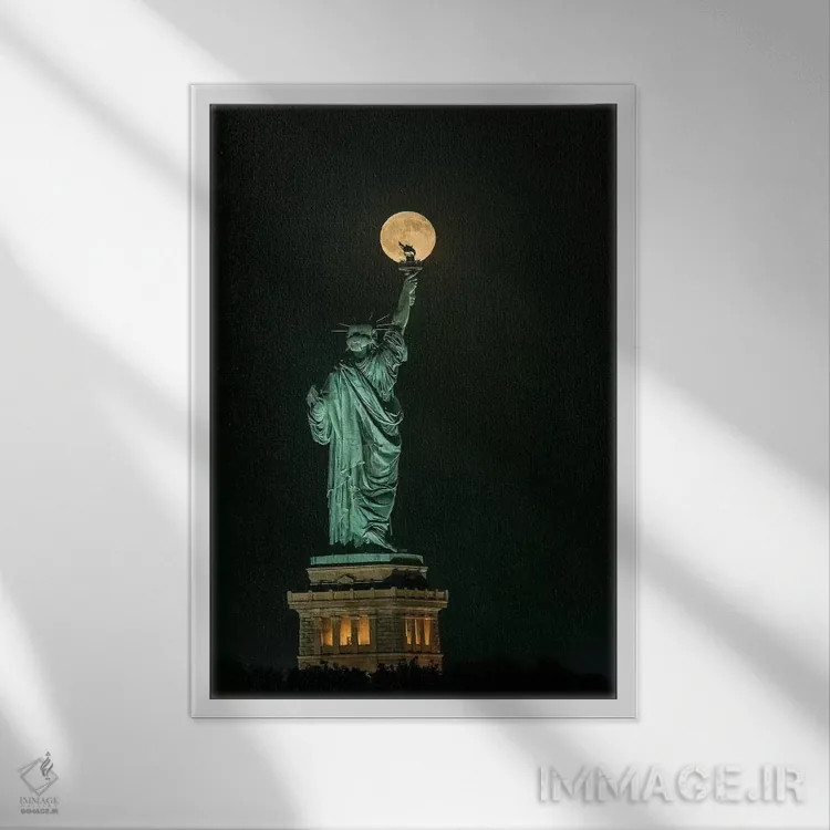 تابلو دکوراتیو تندیس آزادی اثر هوا ژو - نمای قابدار سفید