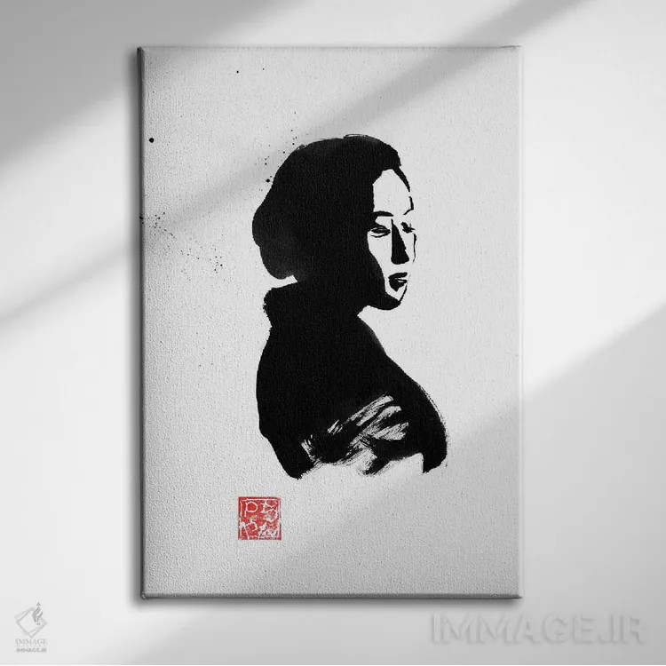 تابلو دکوراتیو گیشا در لباس سیاه اثر پشان - نمای روبهرو روی دیوار