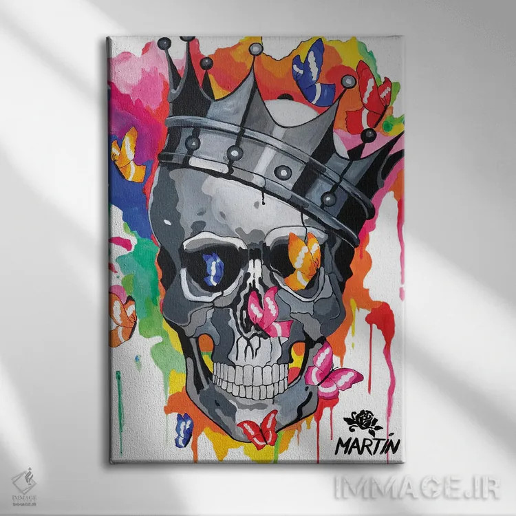 تابلو دکوراتیو جمجمه با تاج و پروانه ها اثر پیتر مارتین - نمای روبهرو روی دیوار