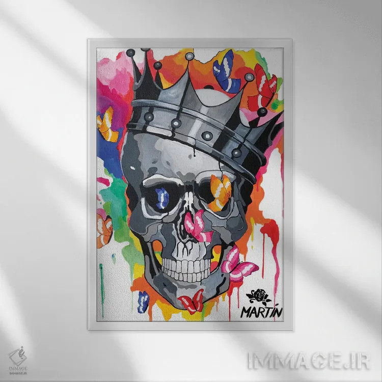 تابلو دکوراتیو جمجمه با تاج و پروانه ها اثر پیتر مارتین - نمای قابدار سفید