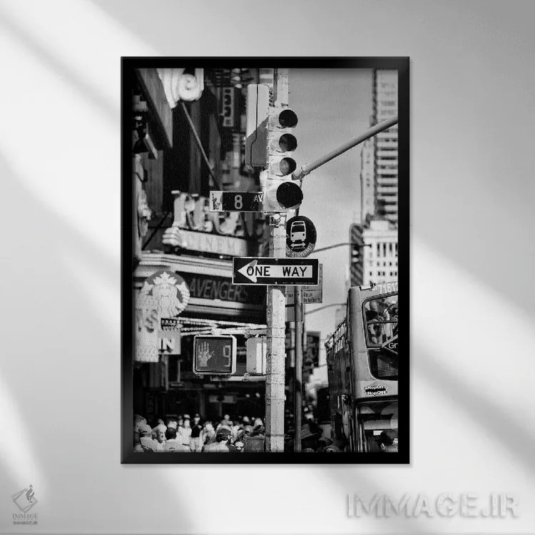 تابلو دکوراتیو "چراغ ترافیکی تایمز اسکوئر" اثر فیلیپ هوگونار - نمای قابدار مشکی