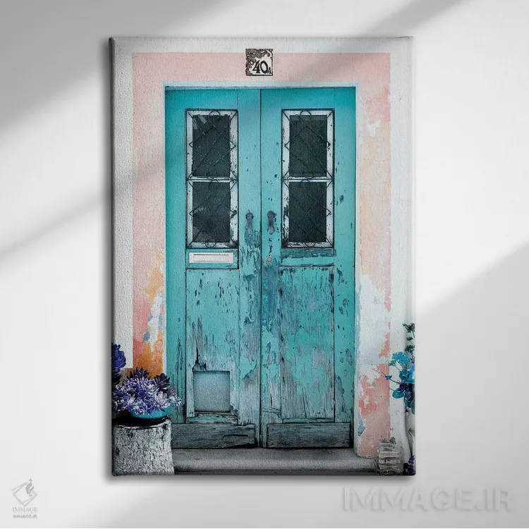 تابلو دکوراتیو "در قدیمی فیروزه ای" اثر فیلیپ هوگونار - نمای روبهرو روی دیوار