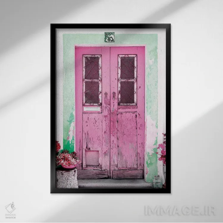 تابلو دکوراتیو "در قدیمی صورتی" اثر فیلیپ هوگونار - نمای قابدار مشکی