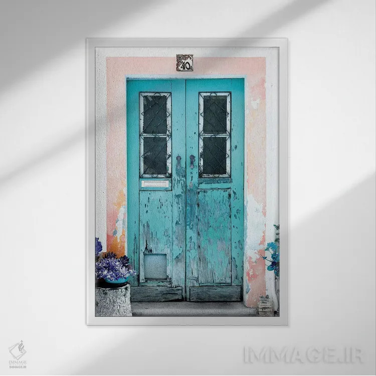 تابلو دکوراتیو "در قدیمی فیروزه ای" اثر فیلیپ هوگونار - نمای قابدار سفید