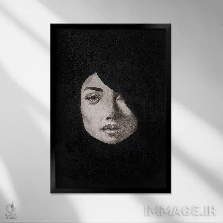 تابلو دکوراتیو "بانوی جسور" اثر پیا پیویلاینن - نمای قابدار مشکی