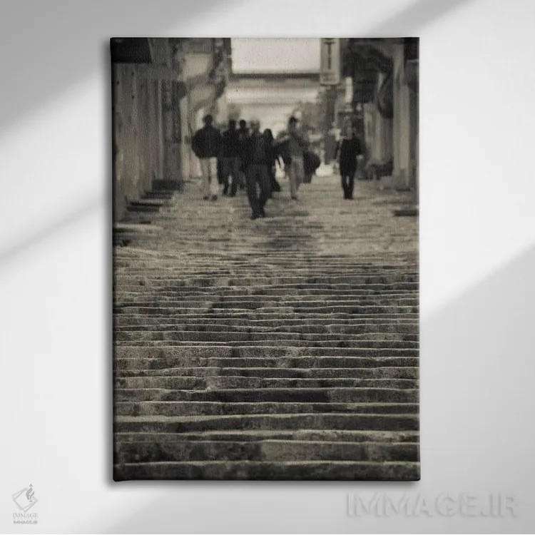 تابلو دکوراتیو Triq Sant-Orsla, Valletta, Malta" - "افرادی که از پله ه… اثر پانورامیک ایمجز - نمای روبهرو روی دیوار