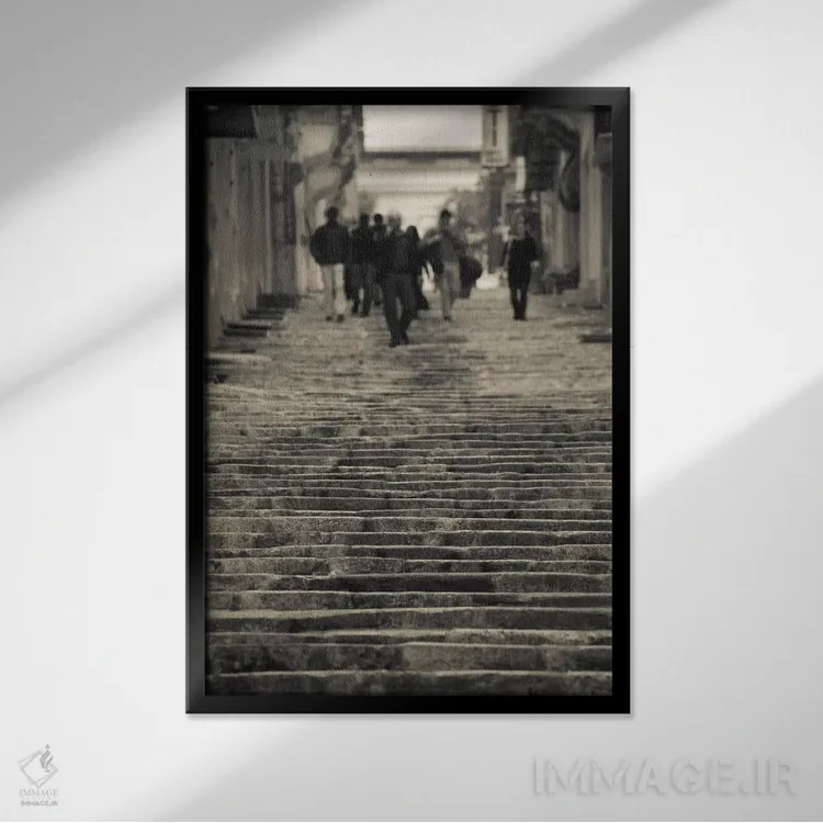 تابلو دکوراتیو Triq Sant-Orsla, Valletta, Malta" - "افرادی که از پله ه… اثر پانورامیک ایمجز - نمای قابدار مشکی