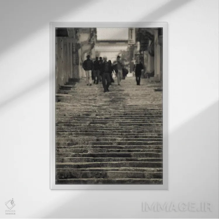 تابلو دکوراتیو Triq Sant-Orsla, Valletta, Malta" - "افرادی که از پله ه… اثر پانورامیک ایمجز - نمای قابدار سفید