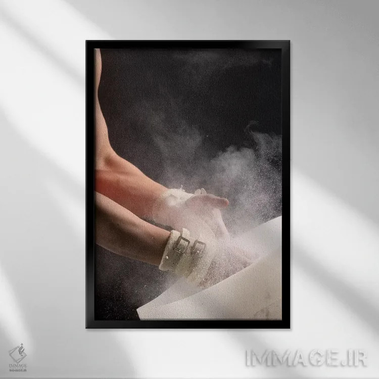 تابلو دکوراتیو ژیمناست مرد در حال گذاشتن گچ روی دست های خود، جزیره بین… اثر پانورامیک ایمجز - نمای قابدار مشکی