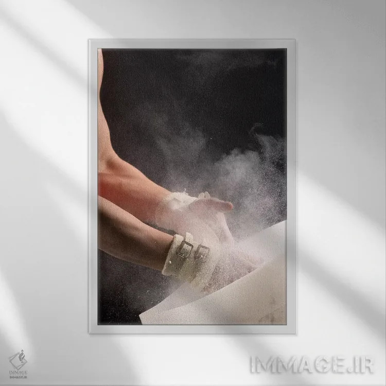 تابلو دکوراتیو ژیمناست مرد در حال گذاشتن گچ روی دست های خود، جزیره بین… اثر پانورامیک ایمجز - نمای قابدار سفید