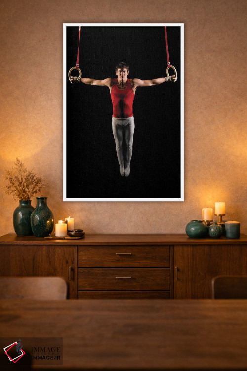 تابلو دکوراتیو مرد جوانی که در حال تمرین روی حلقه های ژیمناستیک است، ج… اثر پانورامیک ایمجز - D1W