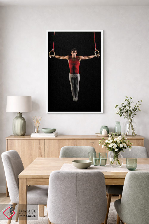 تابلو دکوراتیو مرد جوانی که در حال تمرین روی حلقه های ژیمناستیک است، ج… اثر پانورامیک ایمجز - D4W