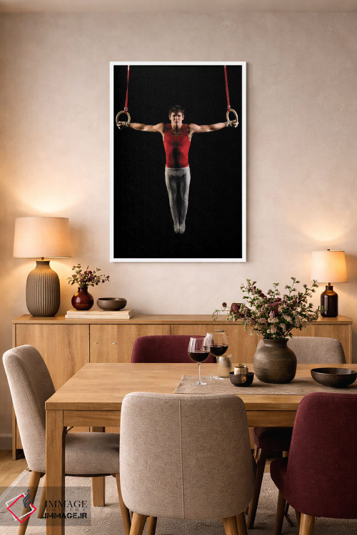 تابلو دکوراتیو مرد جوانی که در حال تمرین روی حلقه های ژیمناستیک است، ج… اثر پانورامیک ایمجز - D5W