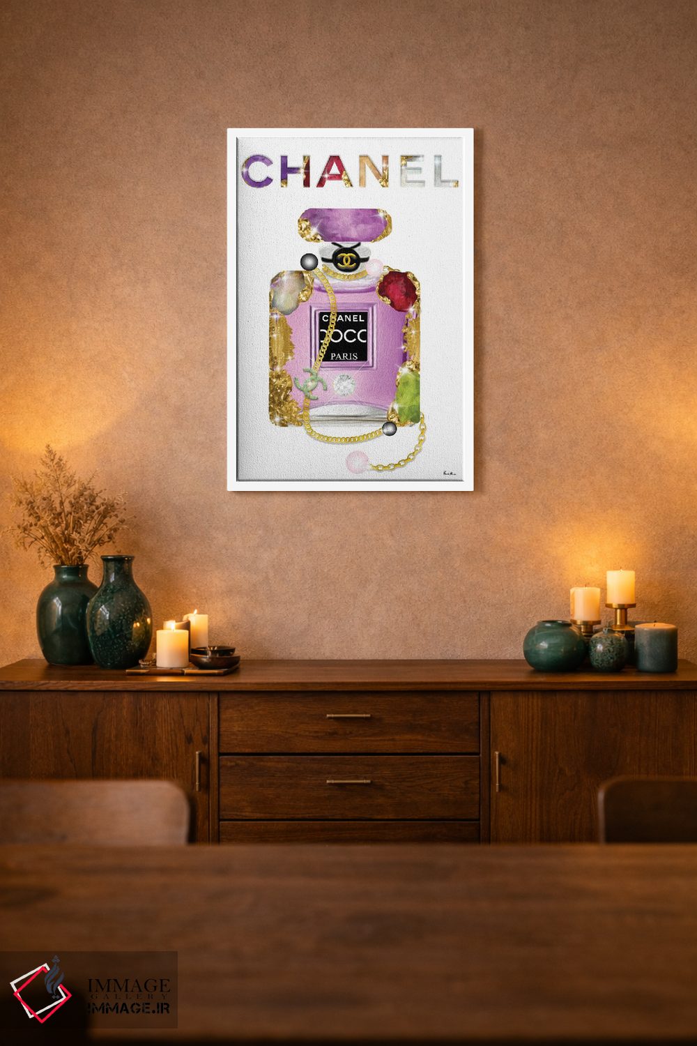 تابلو دکوراتیو همه چیز درباره جواهرات و بطری عطر مد است اثر پوماکای بارون - D1W